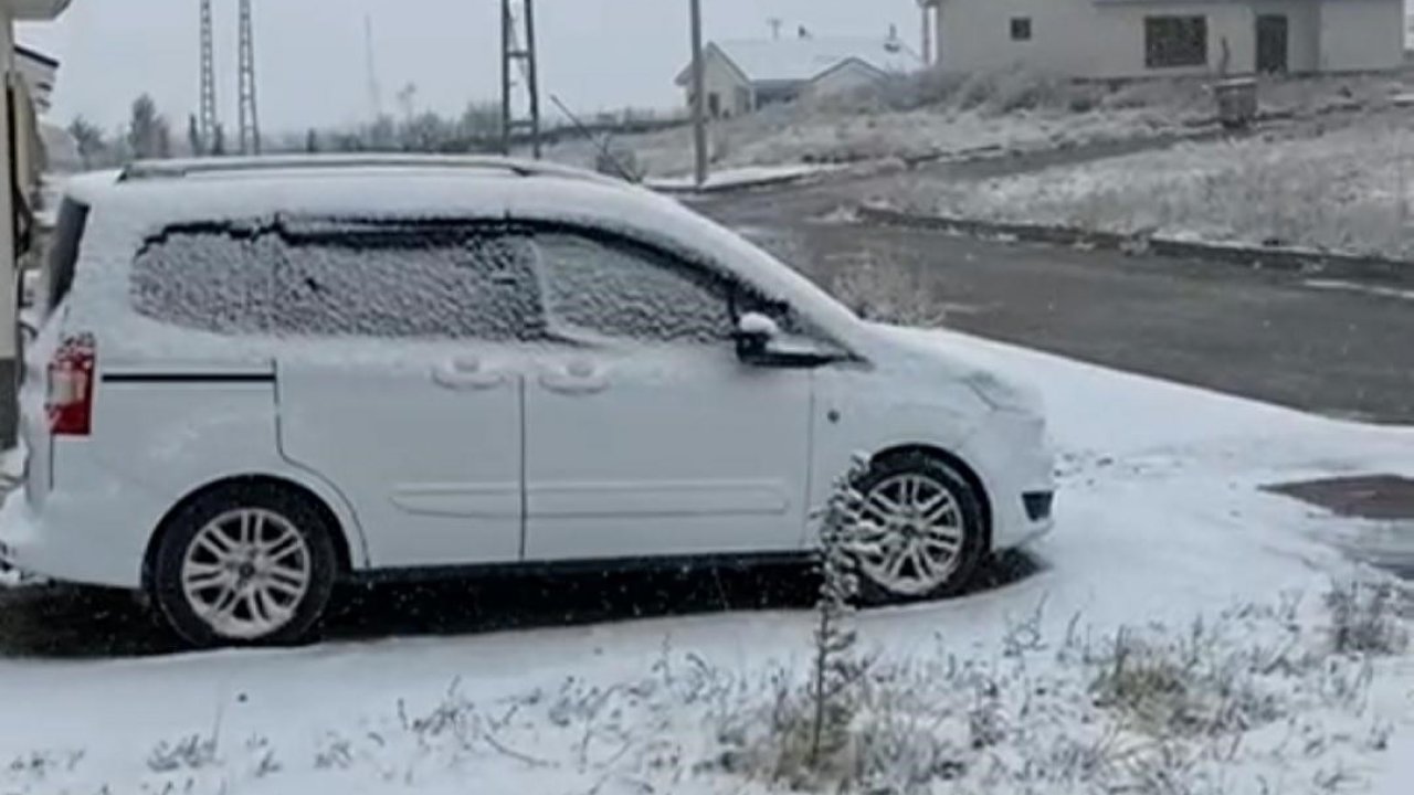 Başkale’de kar yağdı, araçlar yolda kaldı