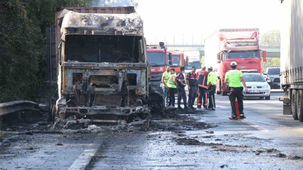 Kazada alev topuna dönen tırda ağır yaralanan sürücü 15 gün sonra hayatını kaybetti