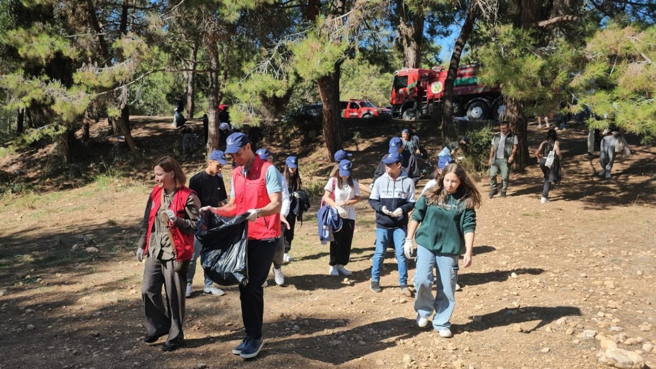 Mersin’de ormanlık alanda torbalarca çöp toplandı