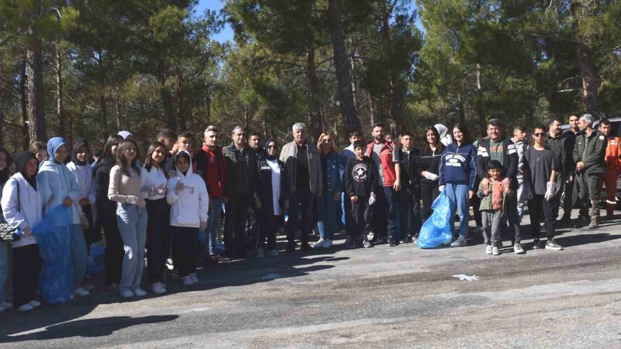 Mersin’de öğrencilerden orman temizliği