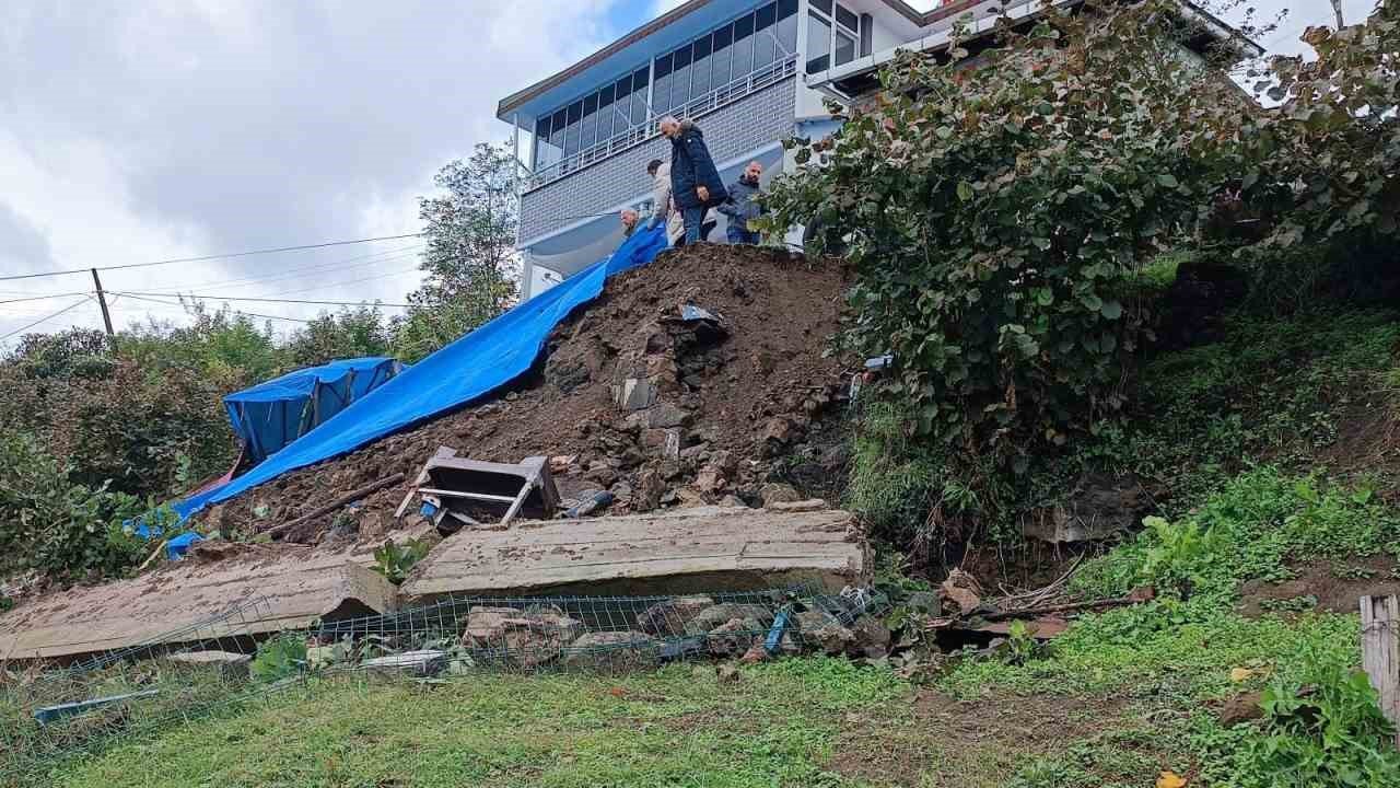 Ordu’da sağanak nedeniyle istinat duvarı yıkılan ev boşaltıldı