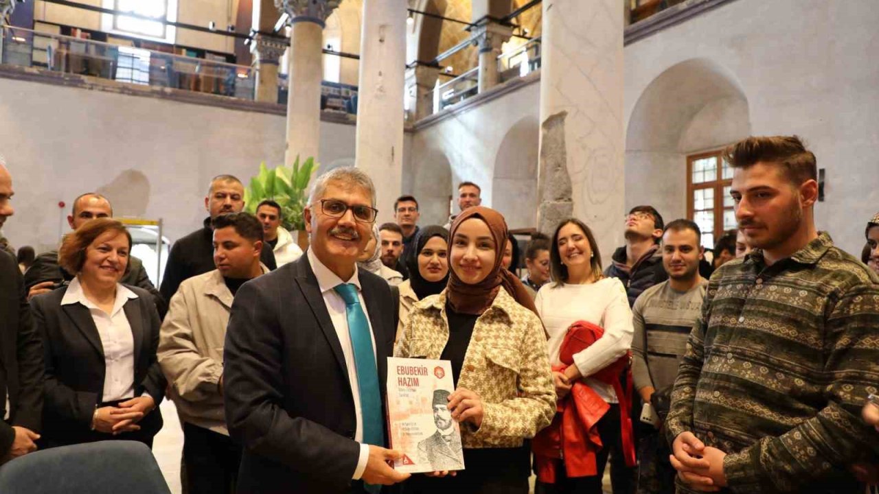 Niğde Valisi Çelik, yazar kimliği ile öğrencilerle buluştu