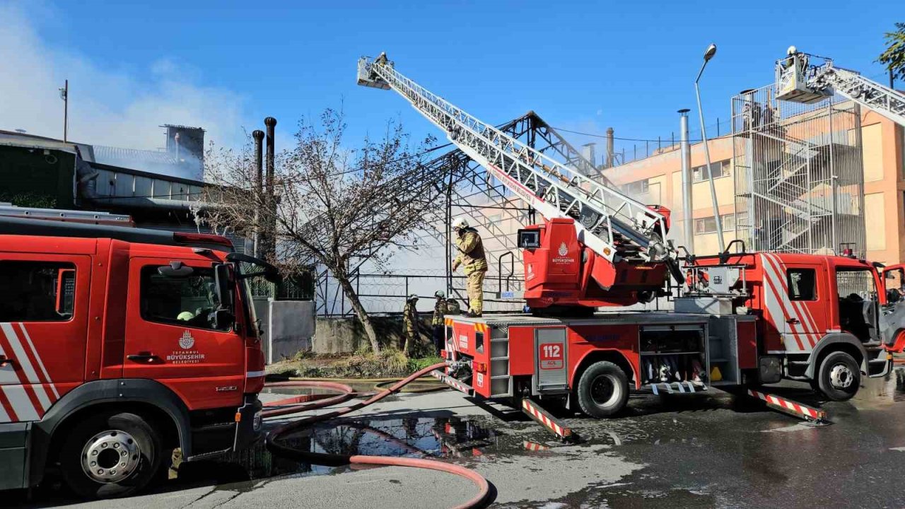 Gaziosmanpaşa’da korkutan yangın: Dumanlar kilometrelerce uzaktan görüldü