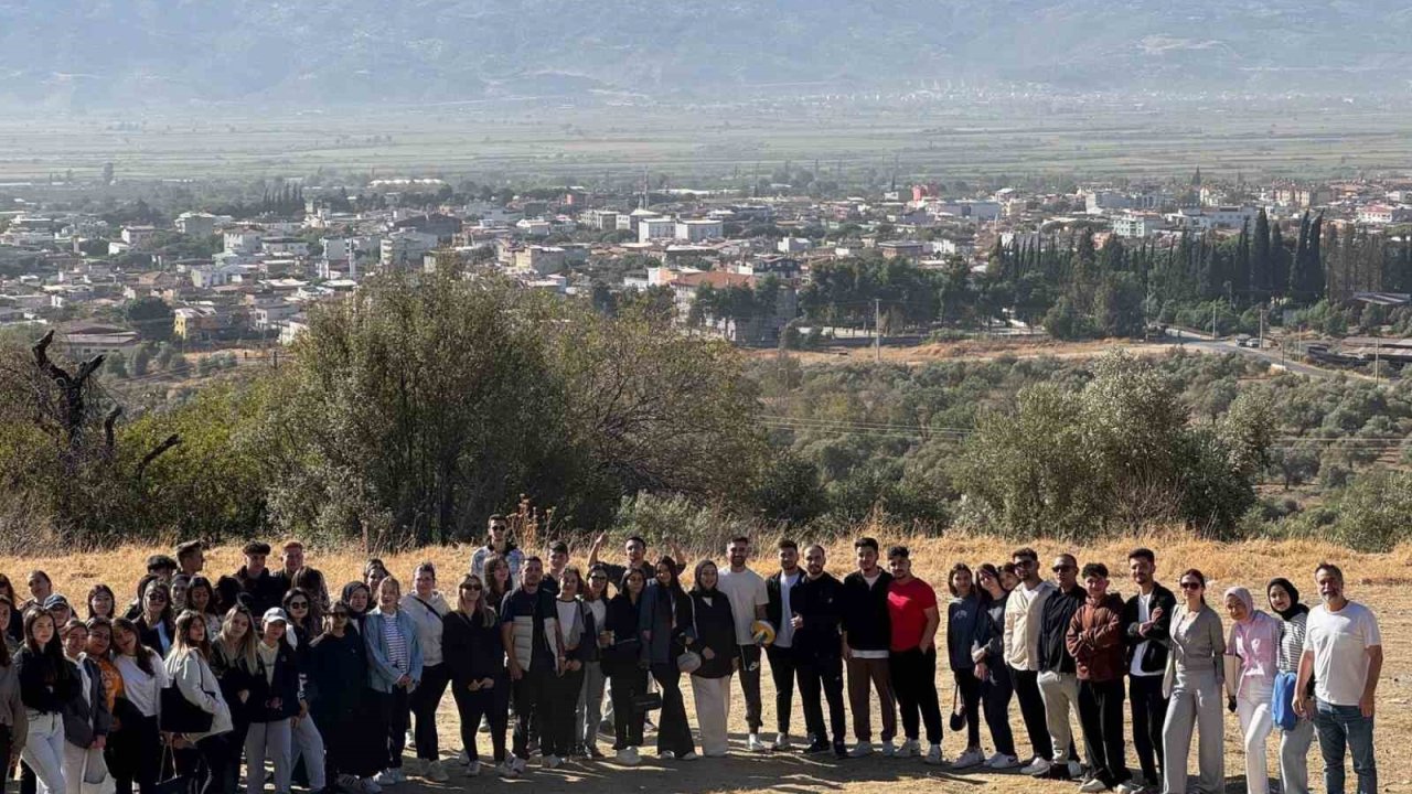 Atça’da öğrencilerden doğa yürüyüşü