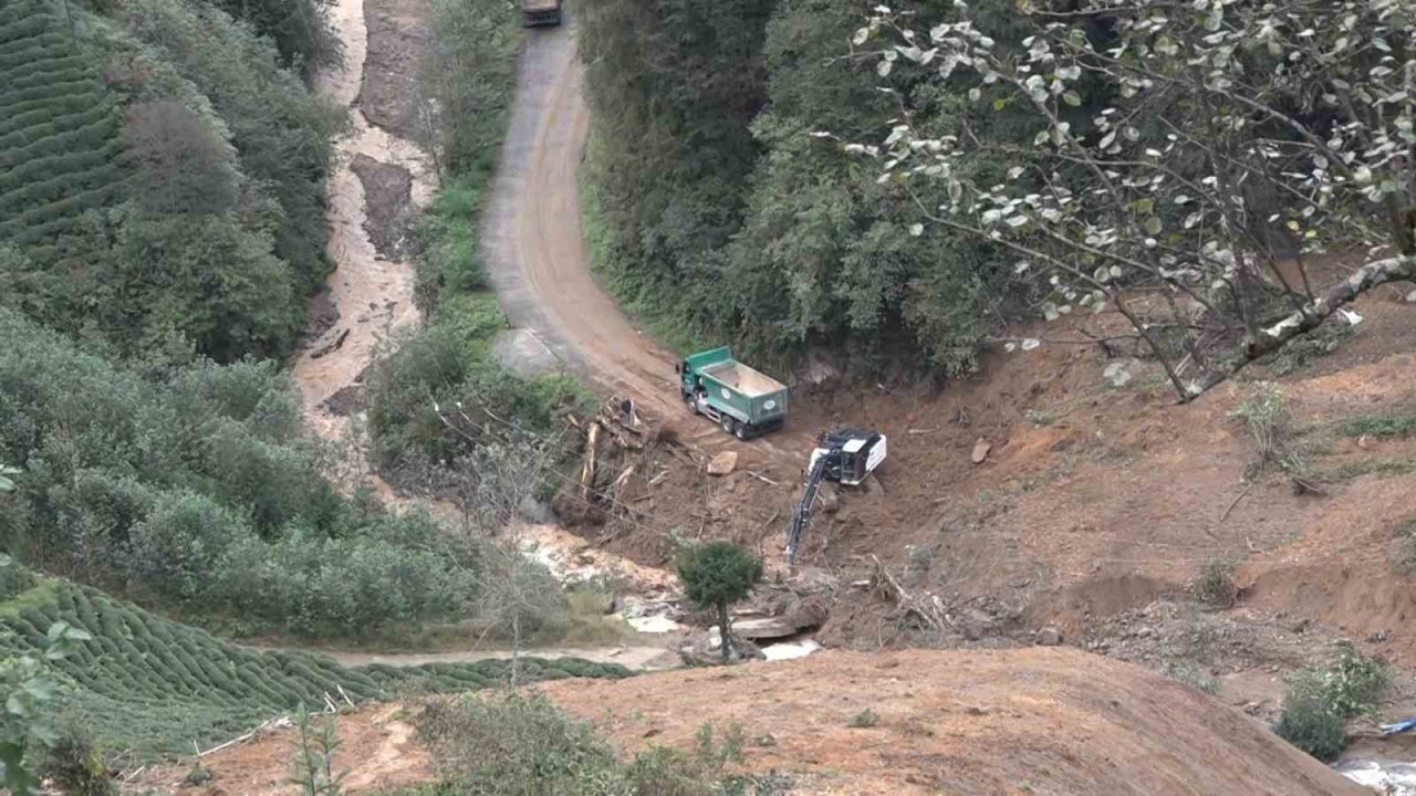 Heyelan sahasında yamaçtan dereye inen toprak için temizleme çalışması başlatıldı