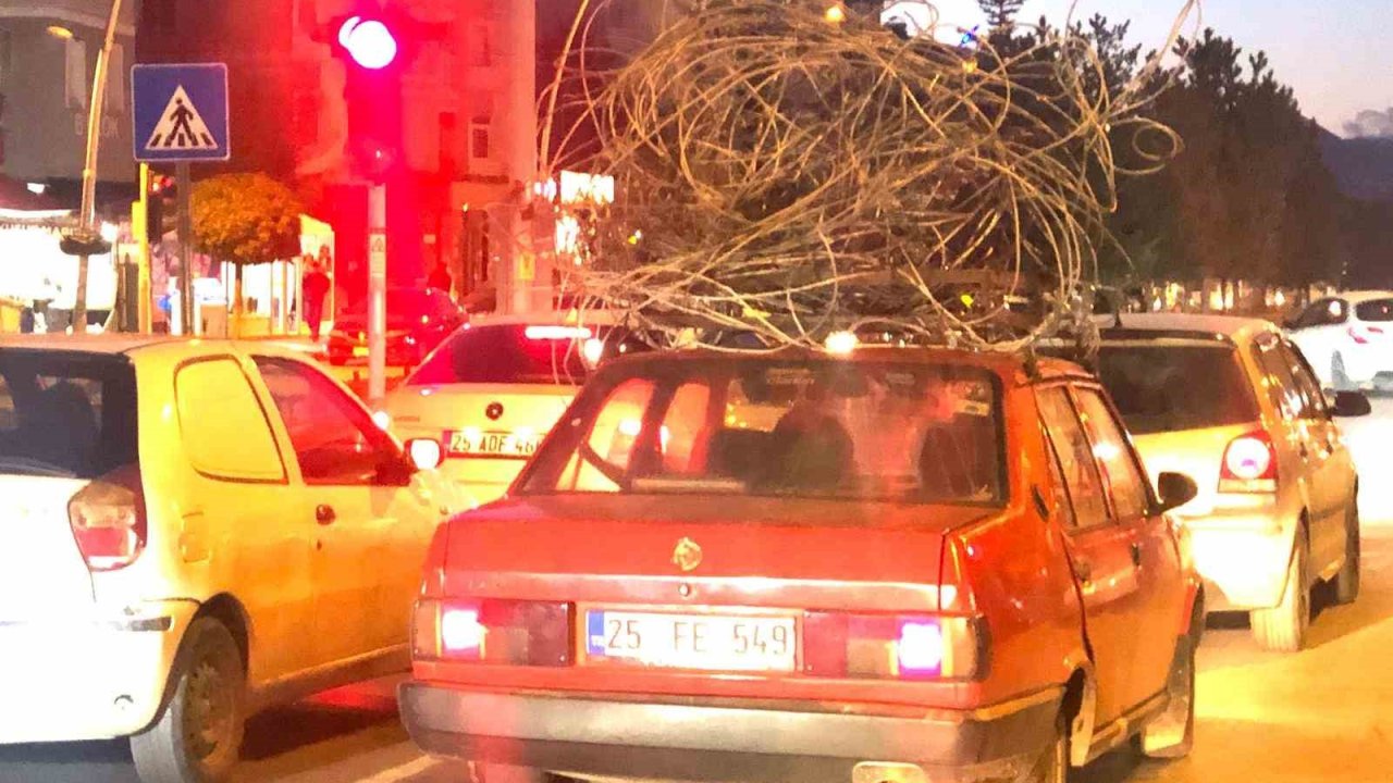 Otomobilin tavanındaki demir yüküyle trafiğe çıktı