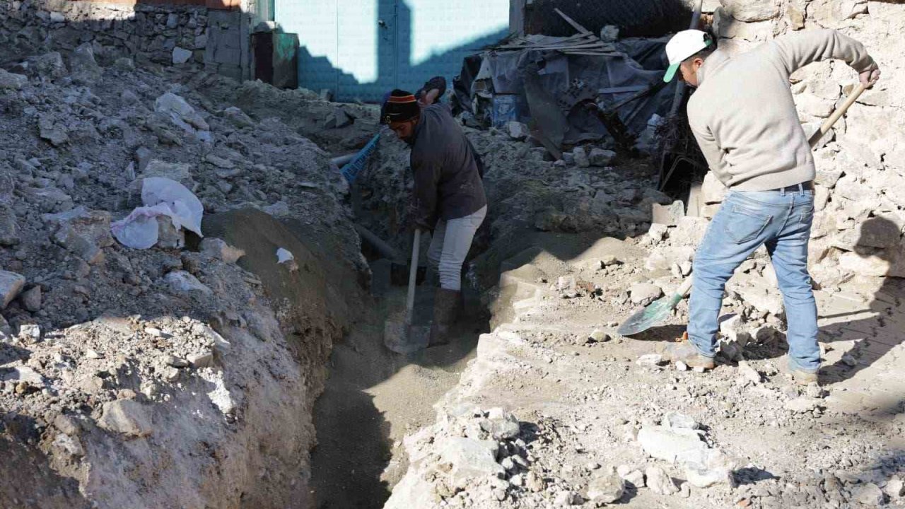 Kütahya’nın Andız Mahallesi’nde deforme olan içme suyu hattı yenileniyor