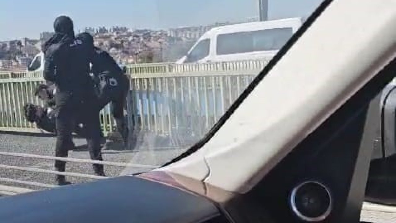 Haliç Köprüsü’nde polis, intihar girişimini böyle engelledi