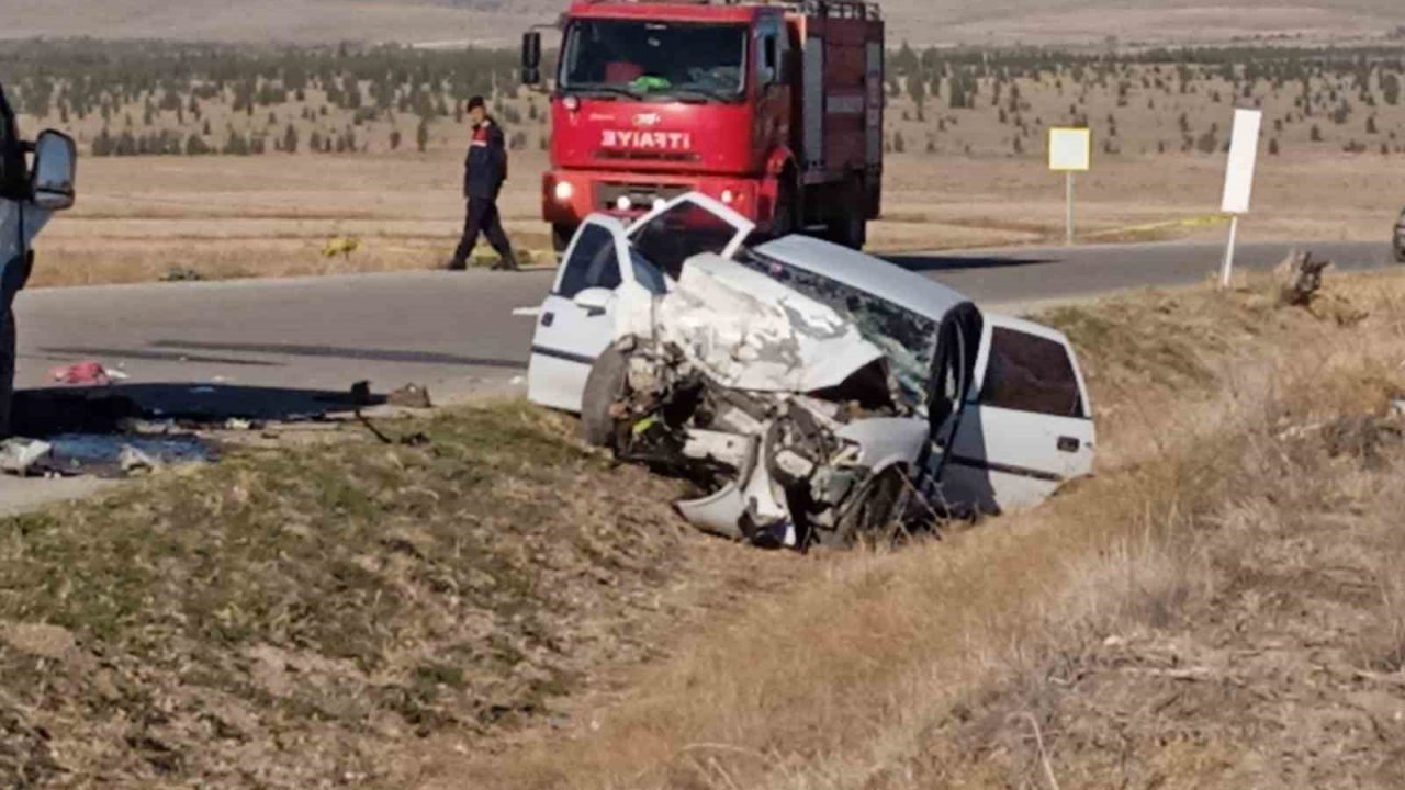 Öğrenci almaya giden servis aracı otomobille çarpıştı 5 kişi ağır yaralandı