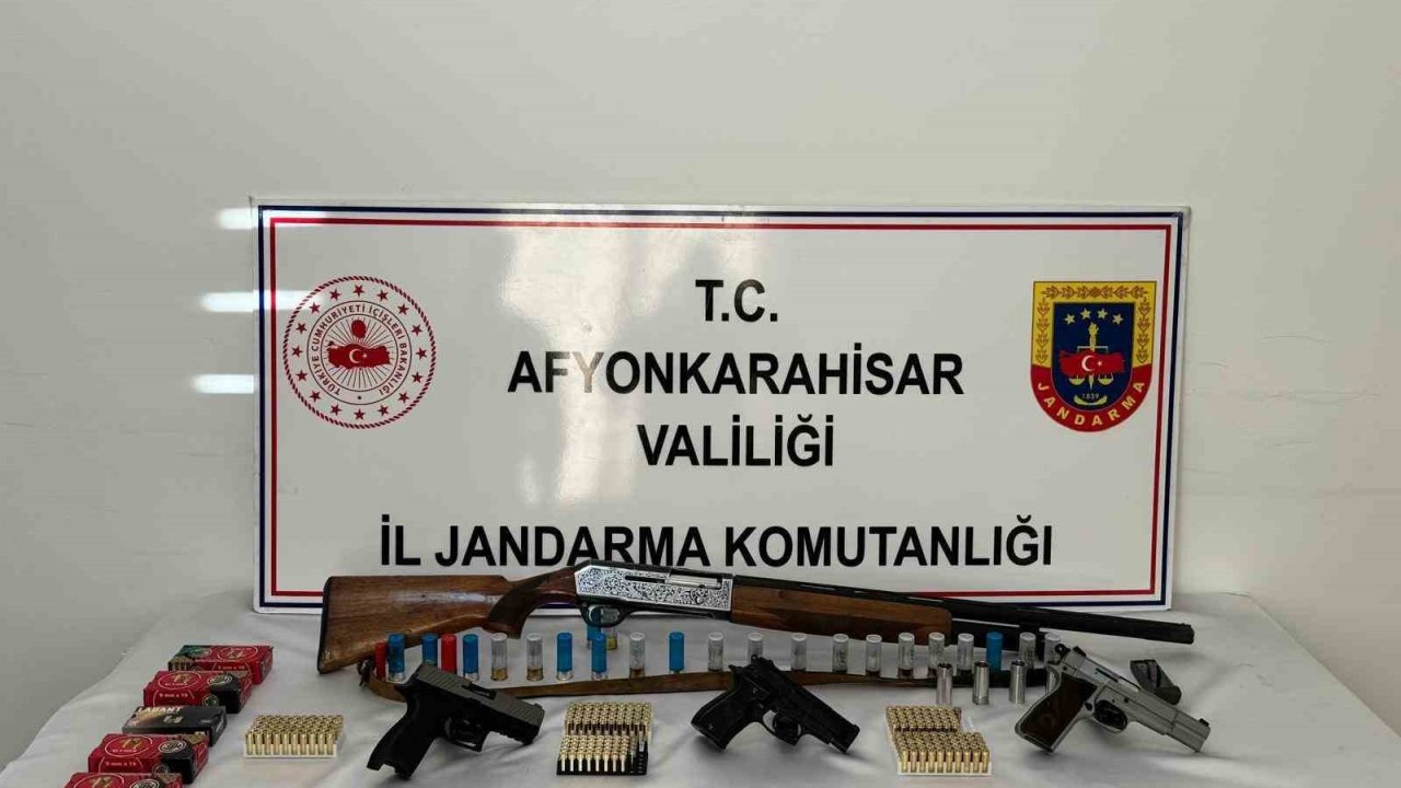 Afyonkarahisar’da jandarma 4 eve baskın yaptı