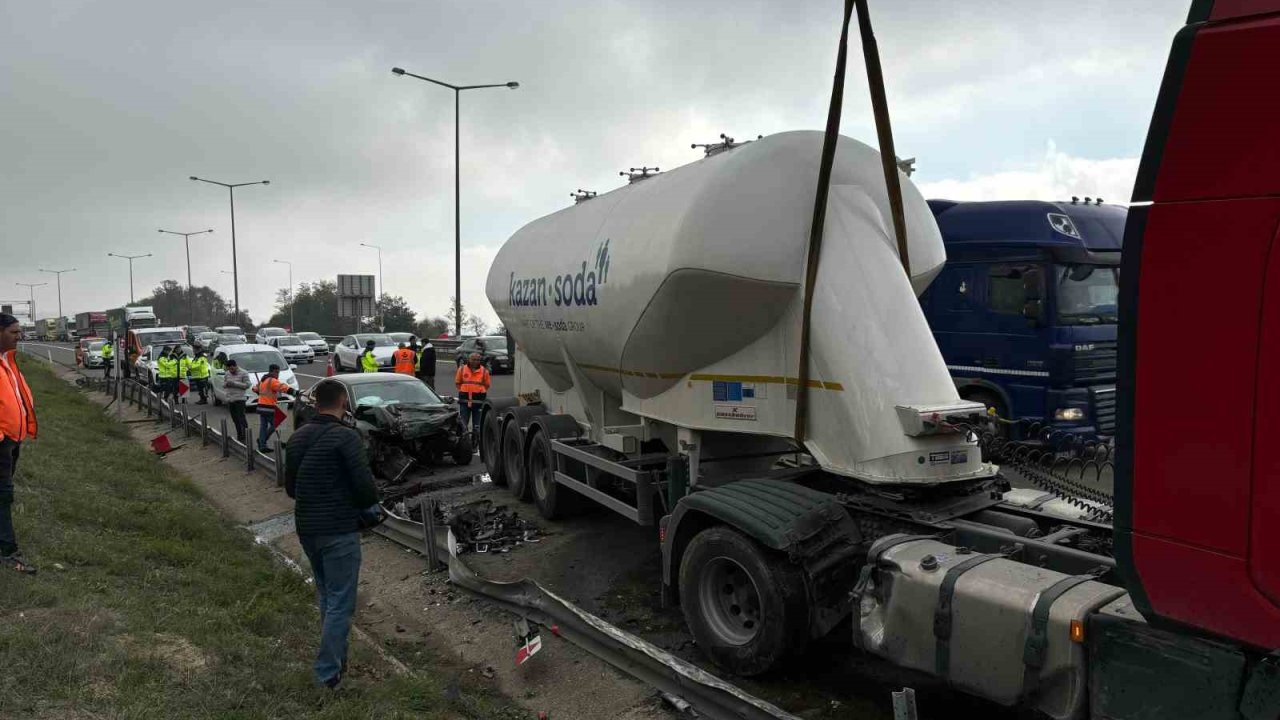 TEM’de karşı şeride geçen tanker ortalığı karıştırdı: 2 yaralı