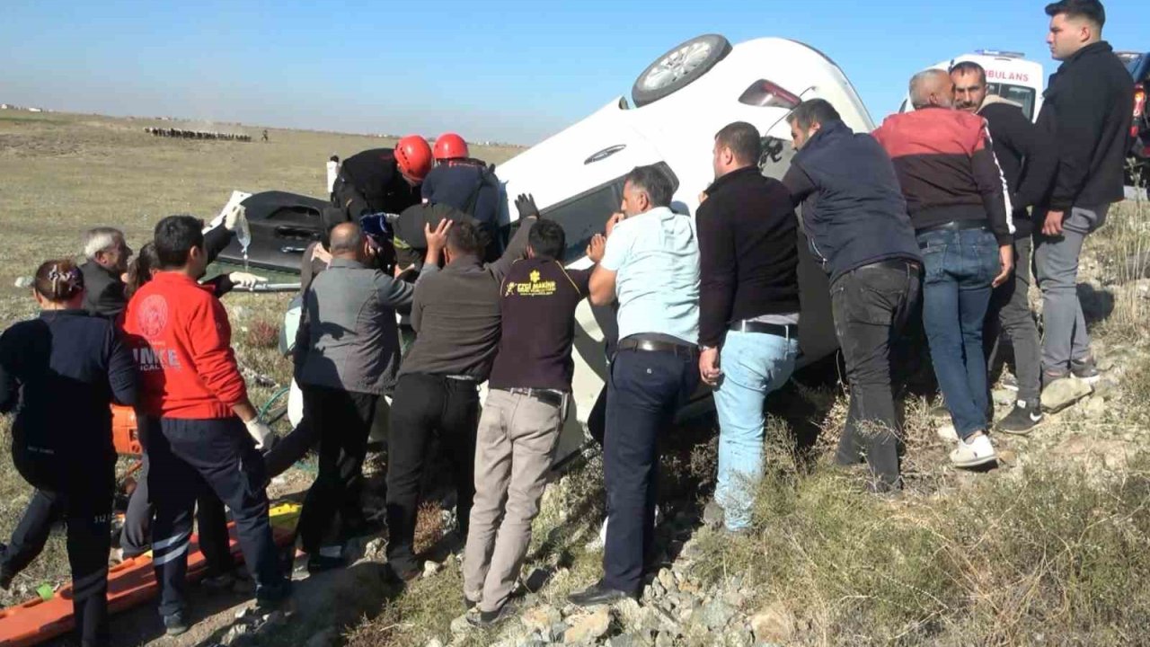 Can pazarının yaşandığı ölümlü kazada aracı devrilmesin diye vatandaşlar tuttu