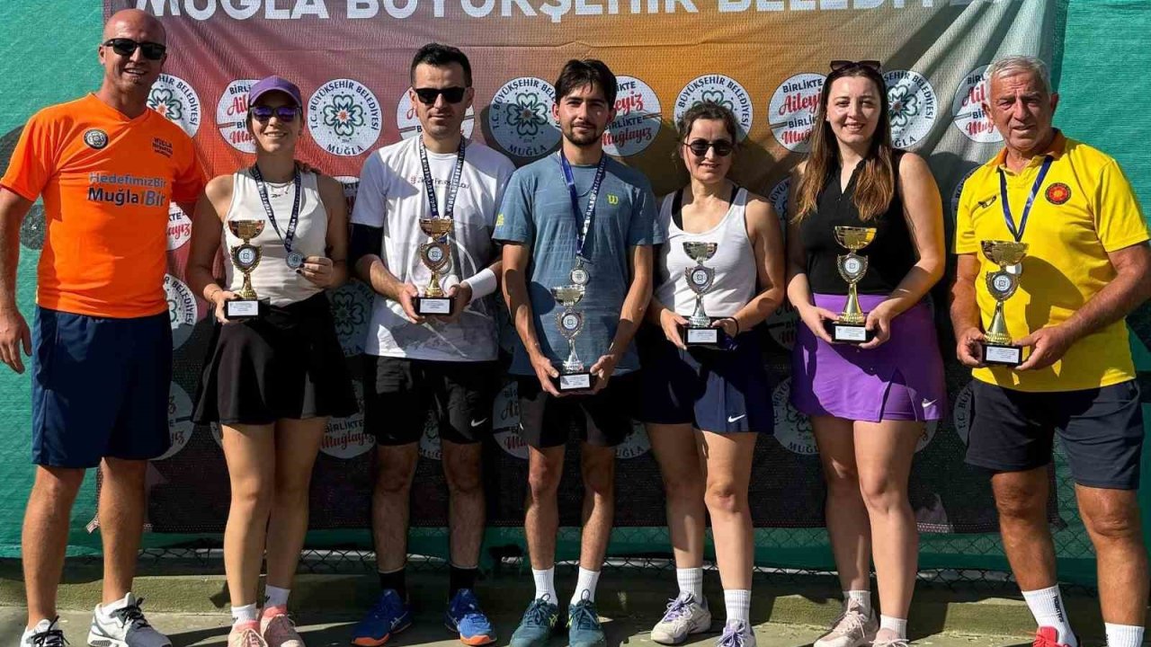 Büyükşehir Belediyesi 6. Geleneksel Cumhuriyet Kupası Karma Tenis Turnuvası Dalaman’da yapıldı