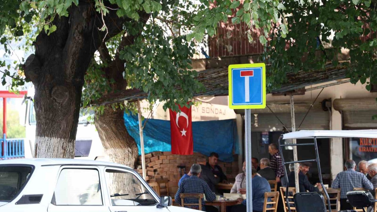 Adana’da esnaftan teröre Türk bayraklı tepki