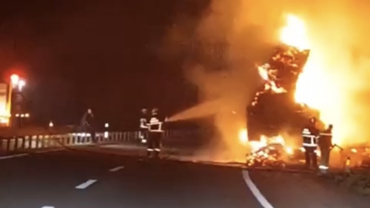 Çanakkale’de saman yüklü tır yandı