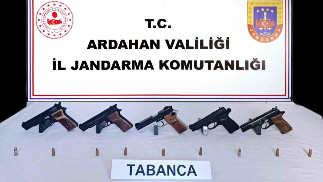 Ardahan’da otomobilde 5 adet ruhsatsız tabanca ele geçirildi