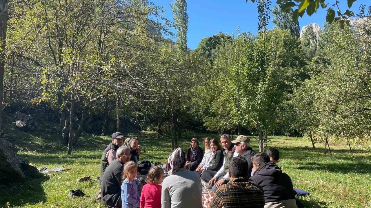 Yüksekova’da çiftçiler bilgilendiriliyor