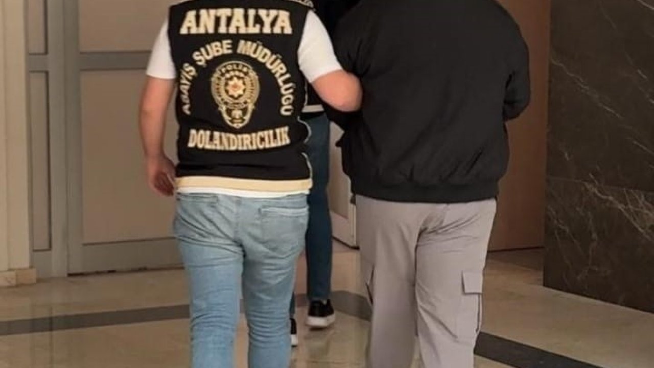 Antalya’da kendilerini polis olarak tanıtan dolandırıcılar suçüstü yakalandı