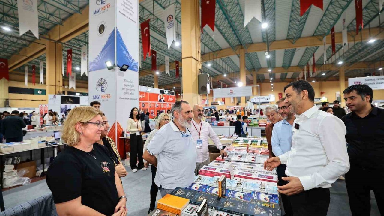 Denizli Kitap Fuarında yazar yağmuru sürüyor