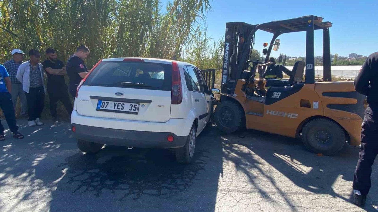 Serik’te forklift otomobilin motoruna saplandı, otomobil sürücüsü yaralandı