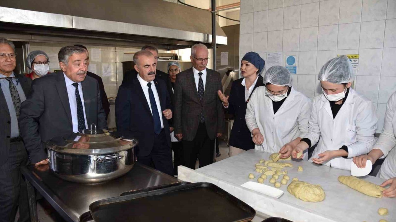 Meslek Lisesi öğrencileri hem üretiyor, hem satıyor