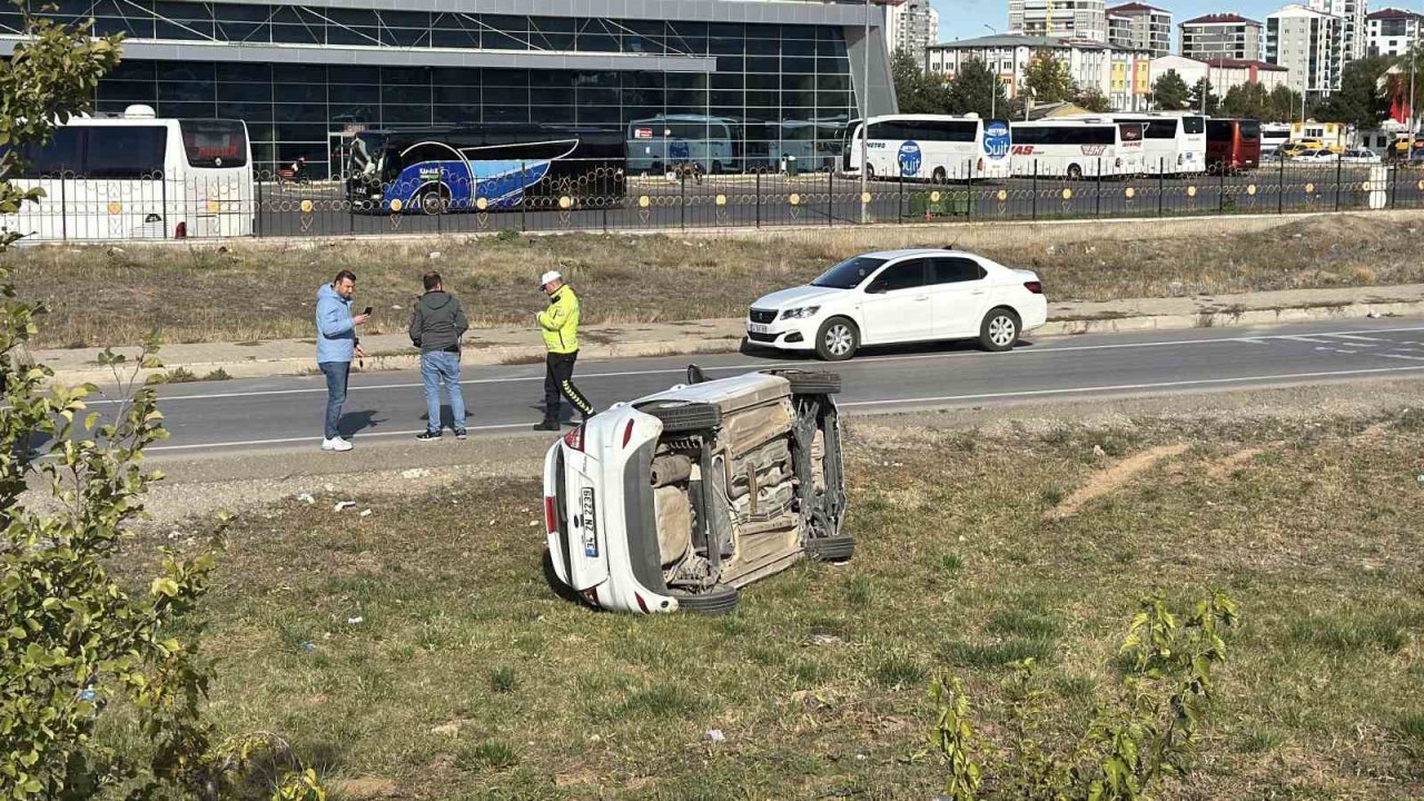 Yoldan çıkan otomobil yan yattı, sürücü yaralandı