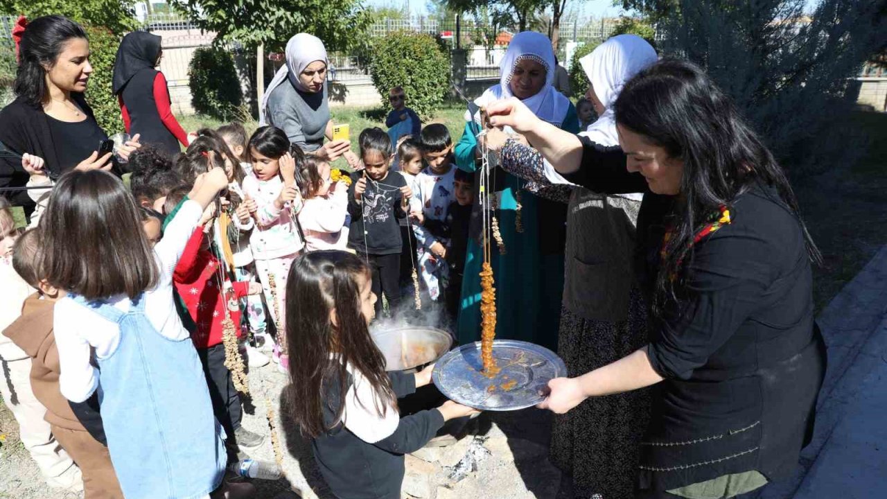 Çocuklar bağ bozumu ve bulamaç etkinliğinde bir araya geldi