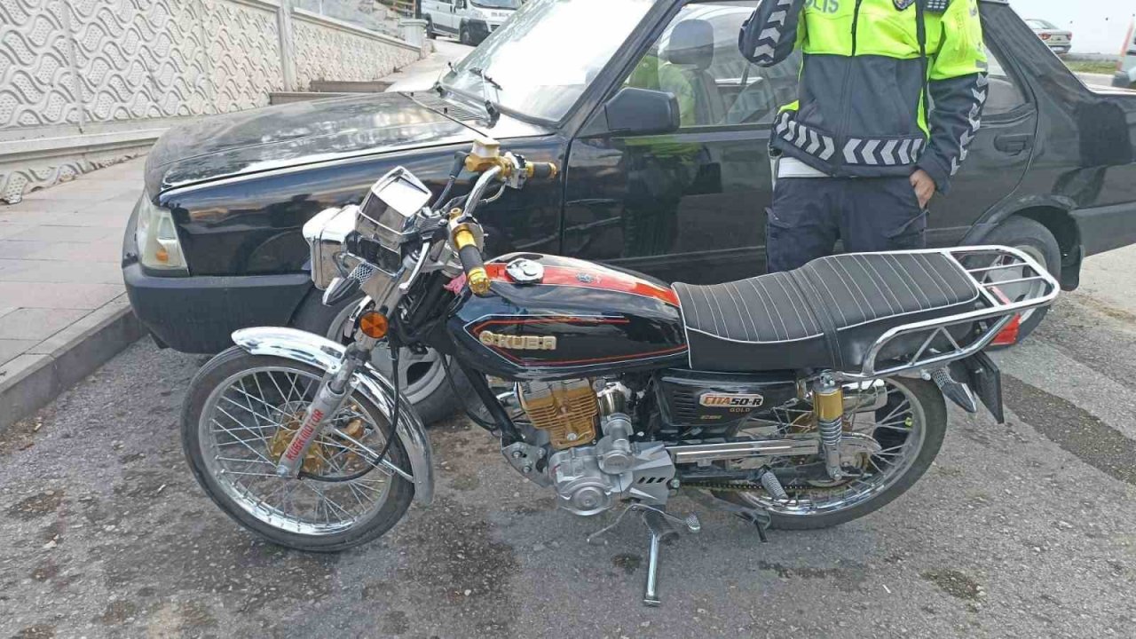 Motosiklet orta refüje çarptı: 2 yaralı