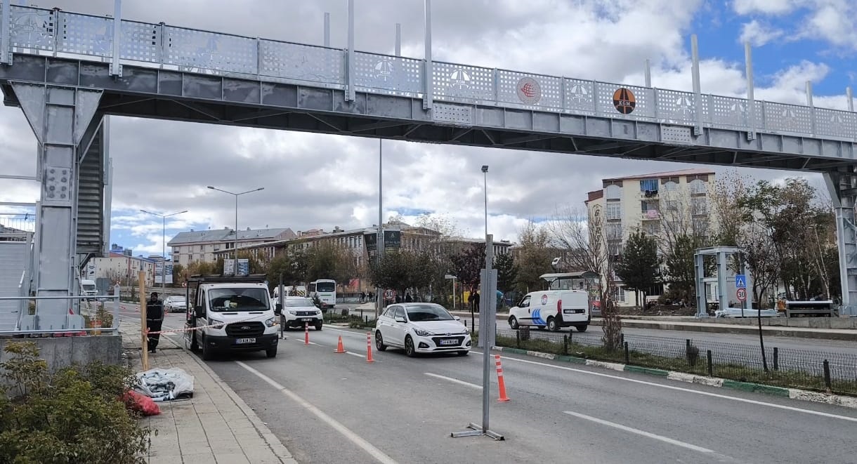 Bozkuş Yıktı, Karayolları Yeniden Yapıyor!