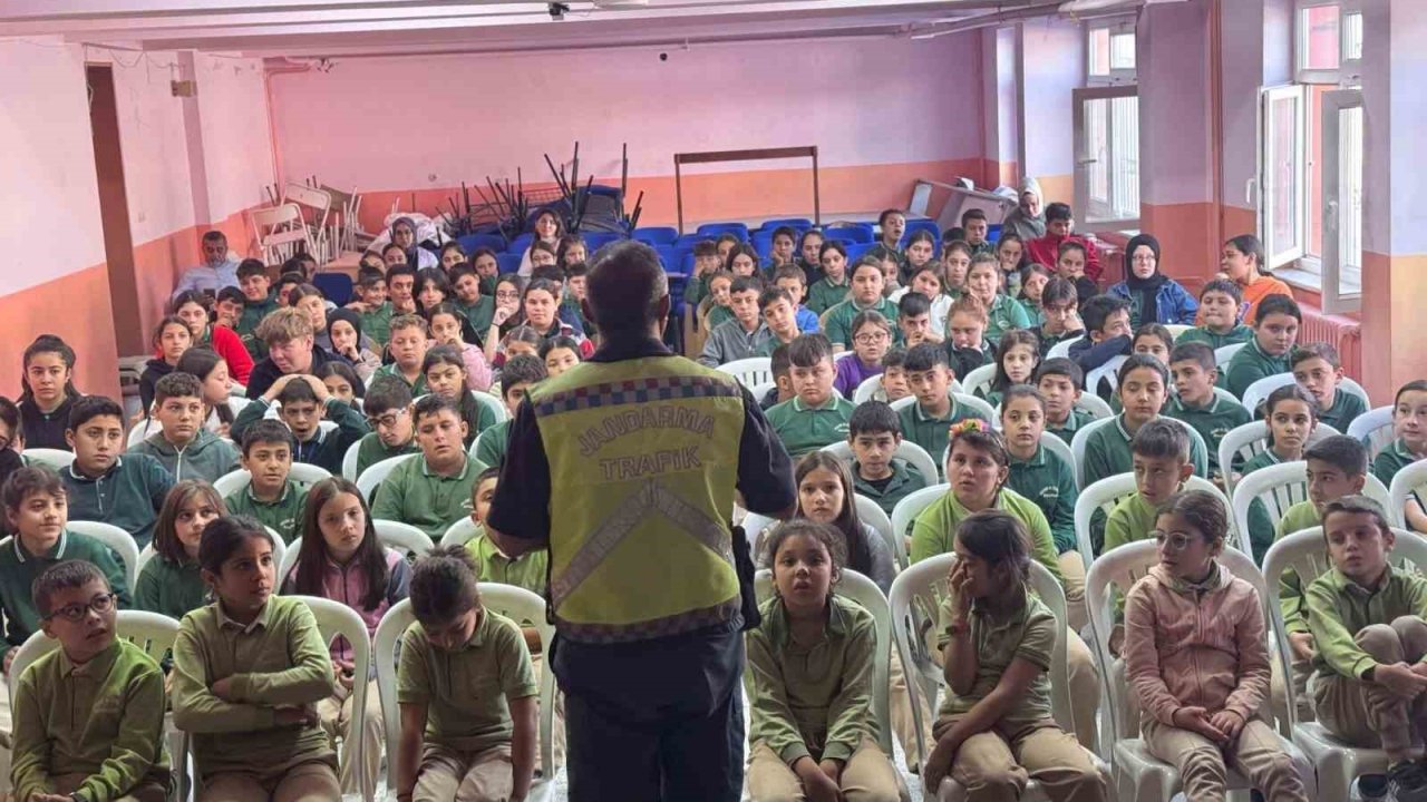 Aydın’da 300 öğrenciye trafik kuralları anlatıldı