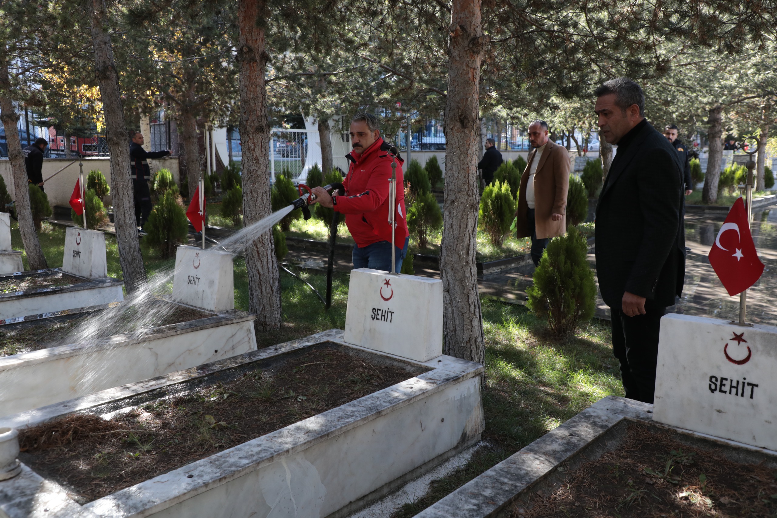 Kars Belediyesi Şehitlikte, Bakım- Onarım ve temizlik yaptı!