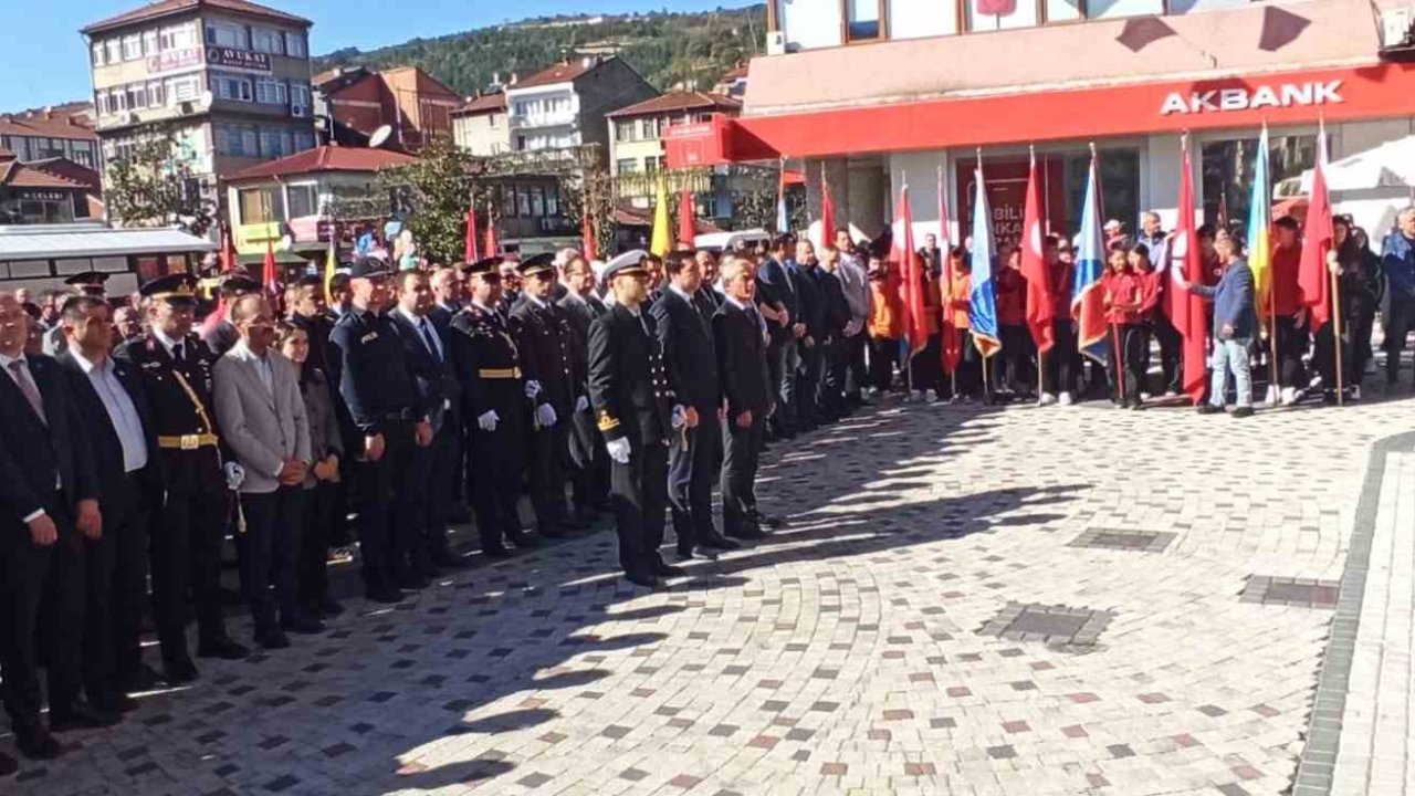 29 Ekim kutlamaları çelenk sunumu ile başladı