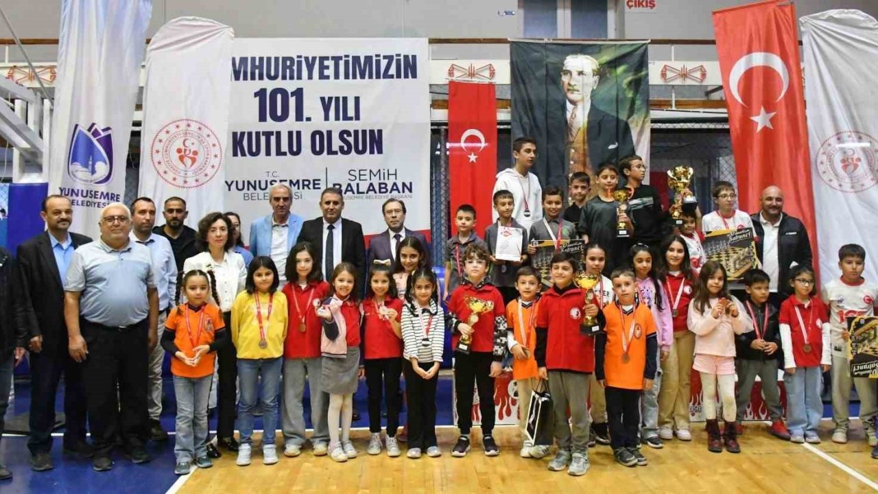 Manisa’da 29 Ekim Satranç Turnuvası’nda ödüller sahiplerini buldu