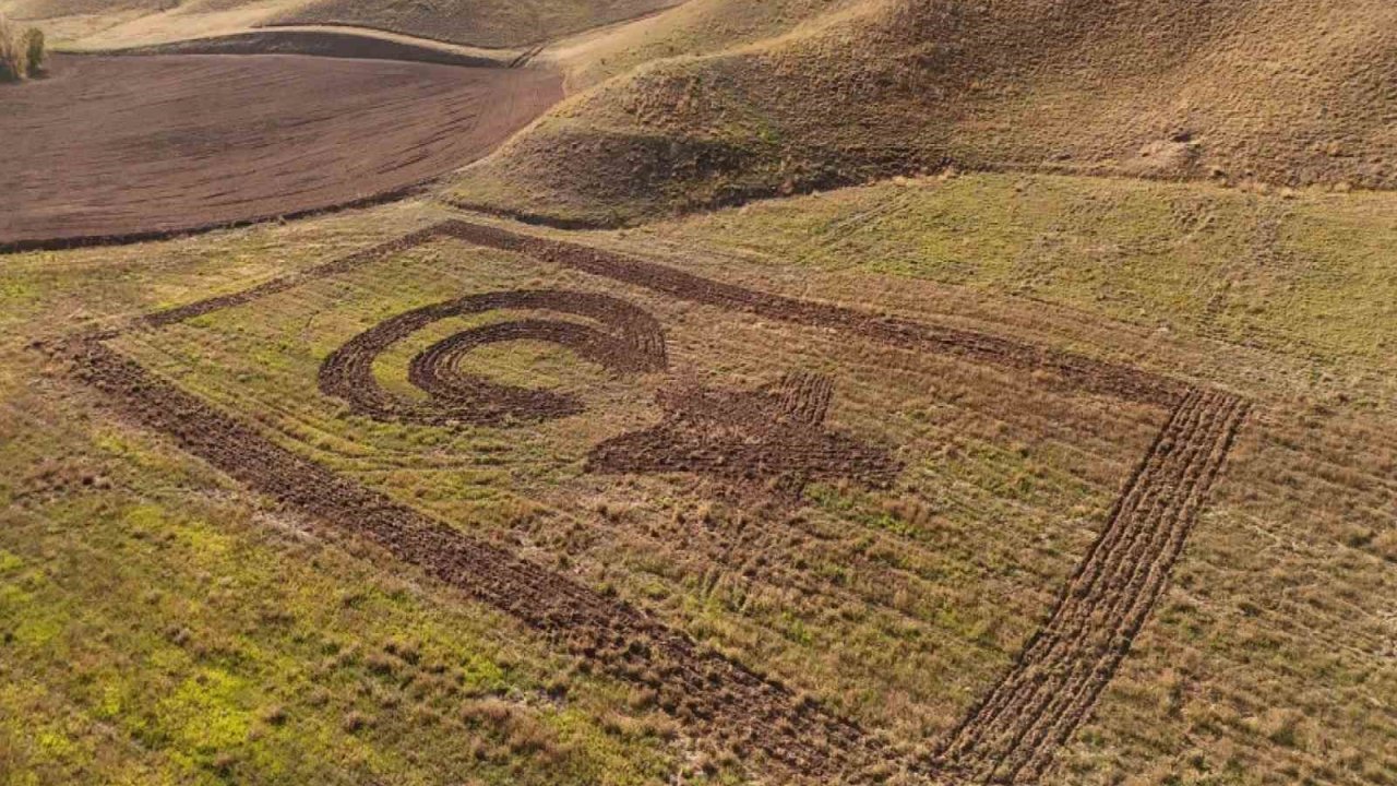 Amasyalı çiftçi tarlasına traktörüyle Türk bayrağı çizdi