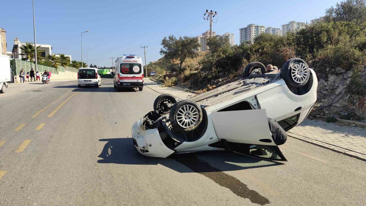 Kuşadası’nda takla atıp, ters dönen otomobildeki sürücü yaralandı