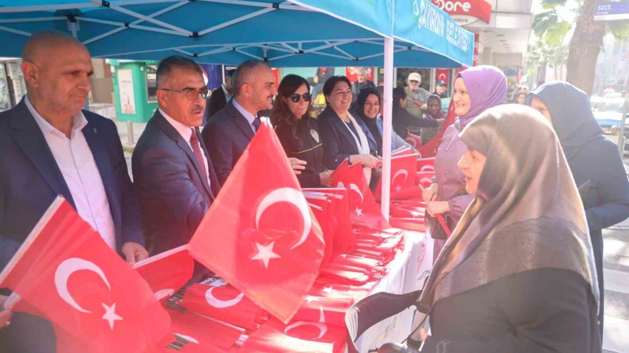 Vatandaşlara Türk bayrağı dağıtıldı