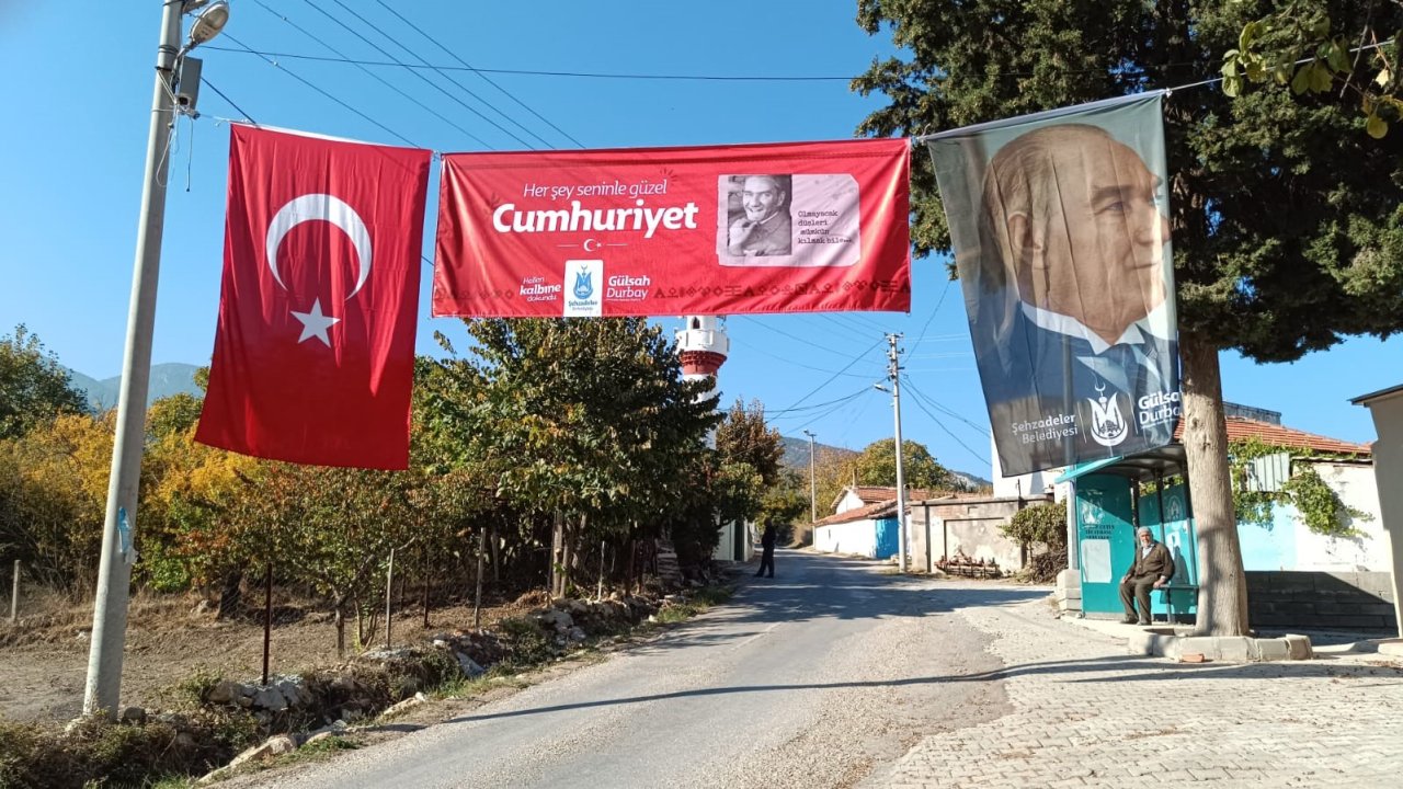 Şehzadeler’de meydanlar bayrak ve Atatürk posterleriyle donatıldı