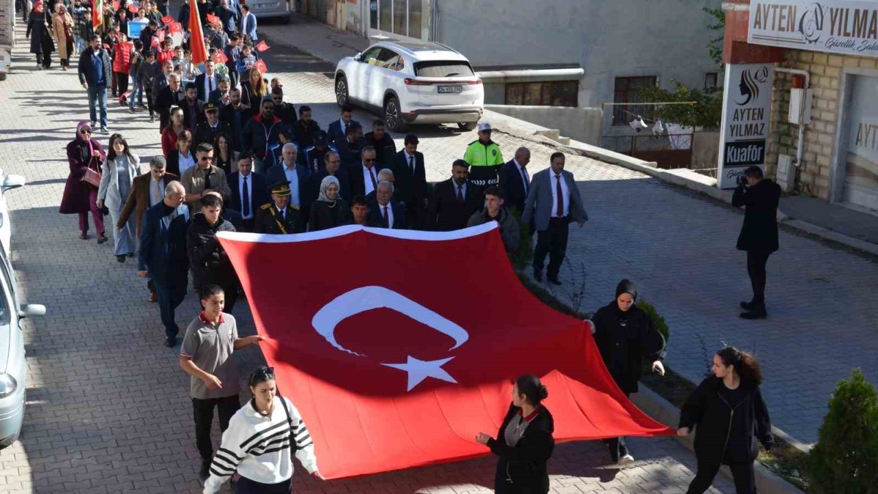 Tercan’da Cumhuriyet Yürüyüşü yapıldı