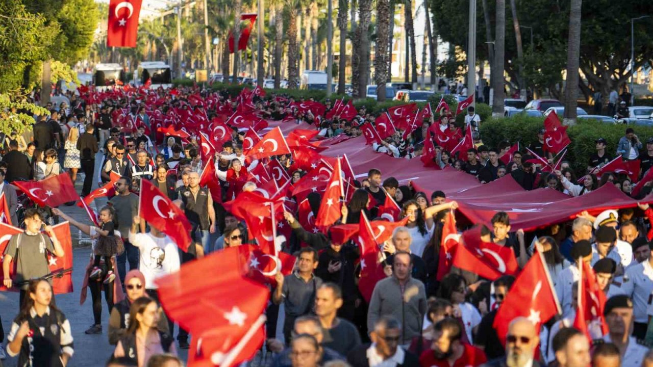 Mersin’de 101 metre uzunluğunda Türk bayrağıyla yürüyüş yapıldı