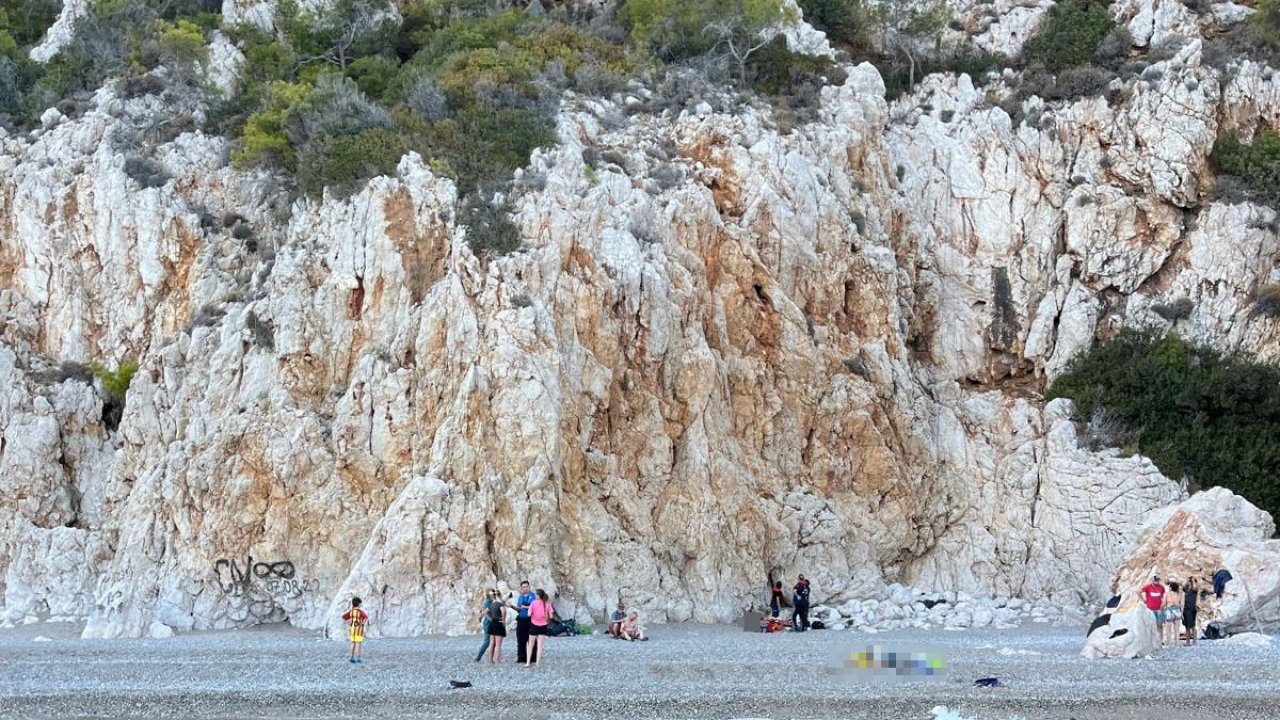 Kayalıklara tırmanan Alman turist metrelerce yükseklikten düşerek hayatını kaybetti