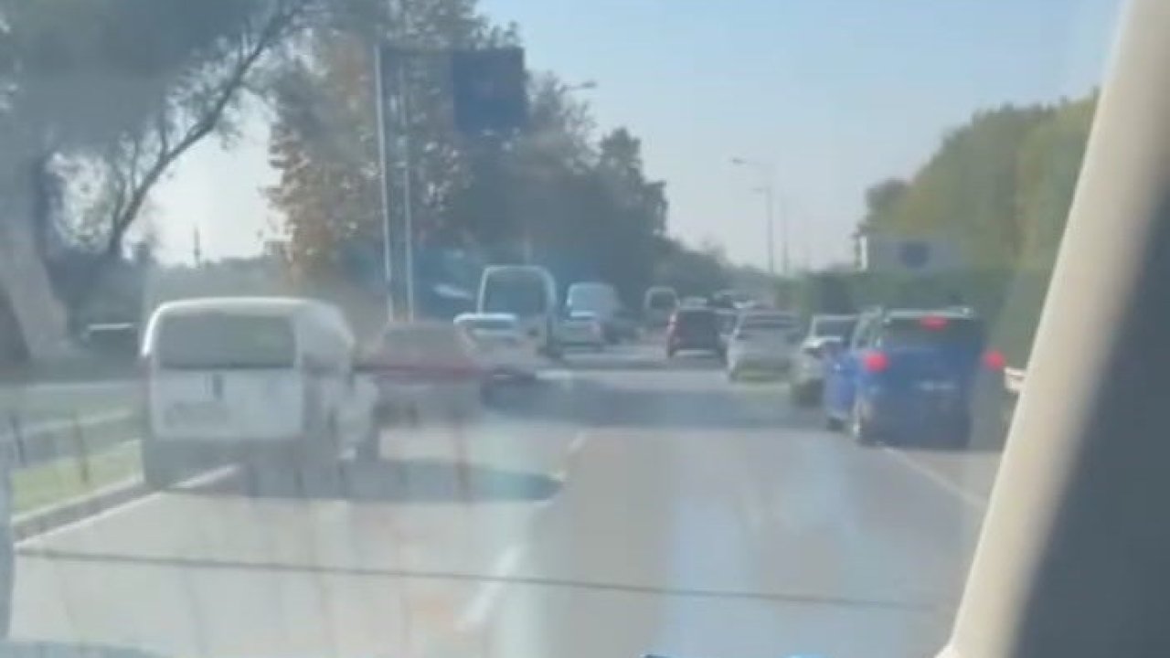 Bursa’da sürücülerin ’fermuar yöntemi’yle ambulansa yol vermesi kamerada