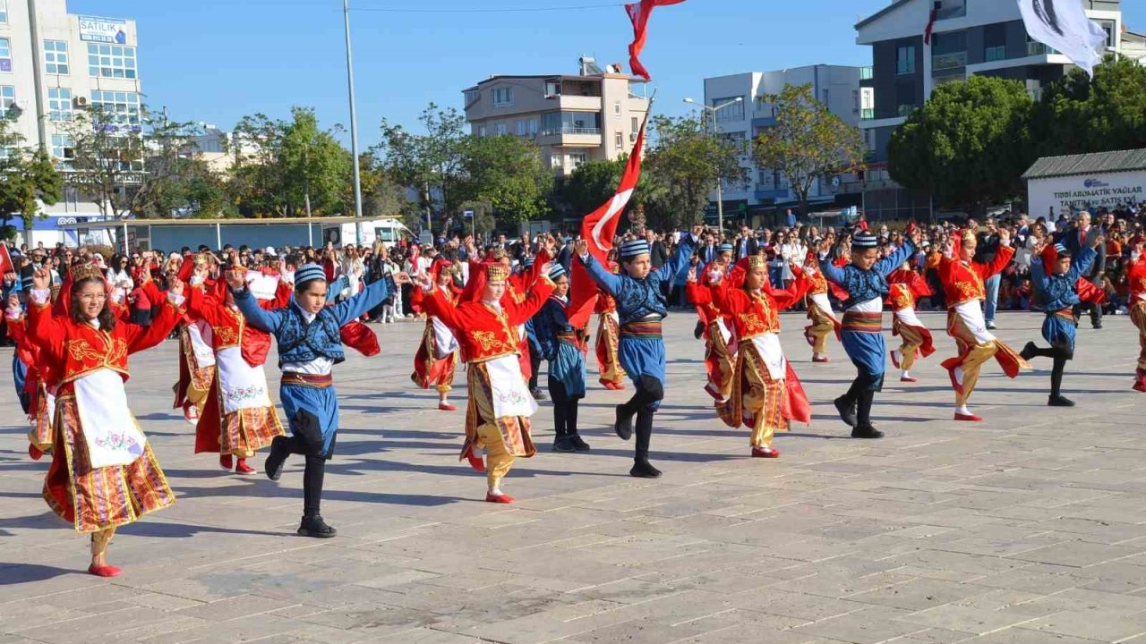 Didim’de 29 Ekim Cumhuriyet Bayramı renkli görüntülerle kutlandı