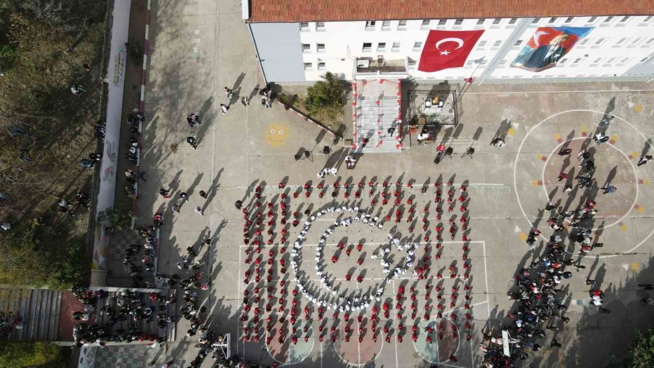 Bandırma’da öğrenciler "Ay Yıldız " kareografisi oluşturdu