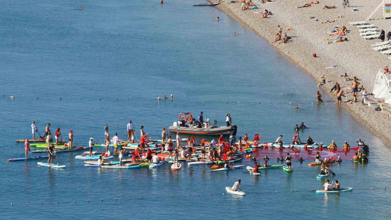 Antalya’da dalgıçlar denizde dev Türk bayrağı açtı