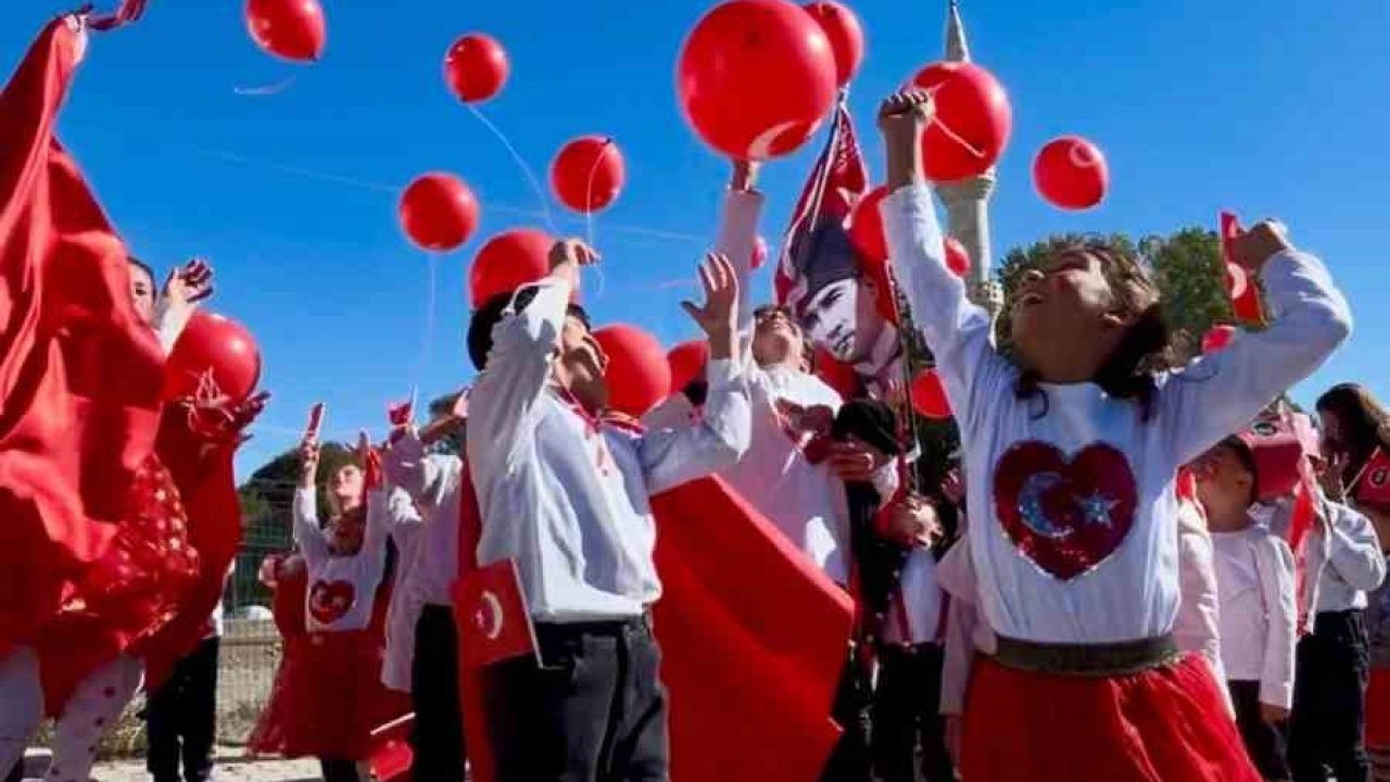 Patnos Sağrıca Köyü ilkokulu öğrencileri Cumhuriyetin 101. yılını coşkuyla kutladı