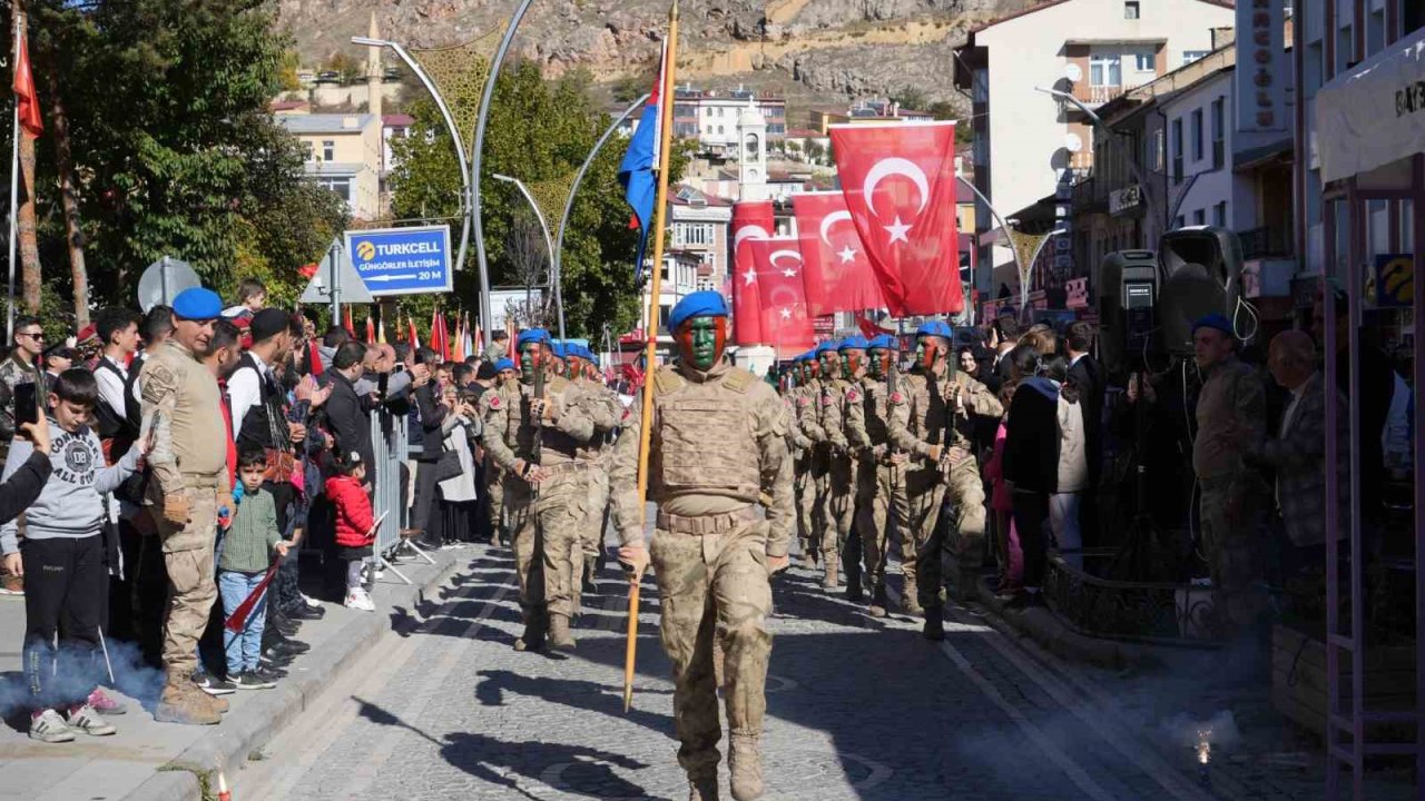 Bayburt’ta 29 Ekim Cumhuriyet Bayramı kutlamasına komandoların gösterisi damga vurdu