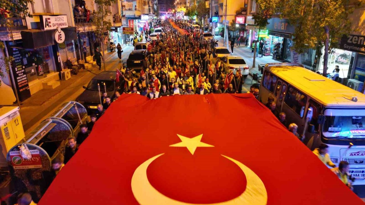 Mersin Erdemli’de binlerce kişi meşaleli bayrak yürüyüşüne katıldı