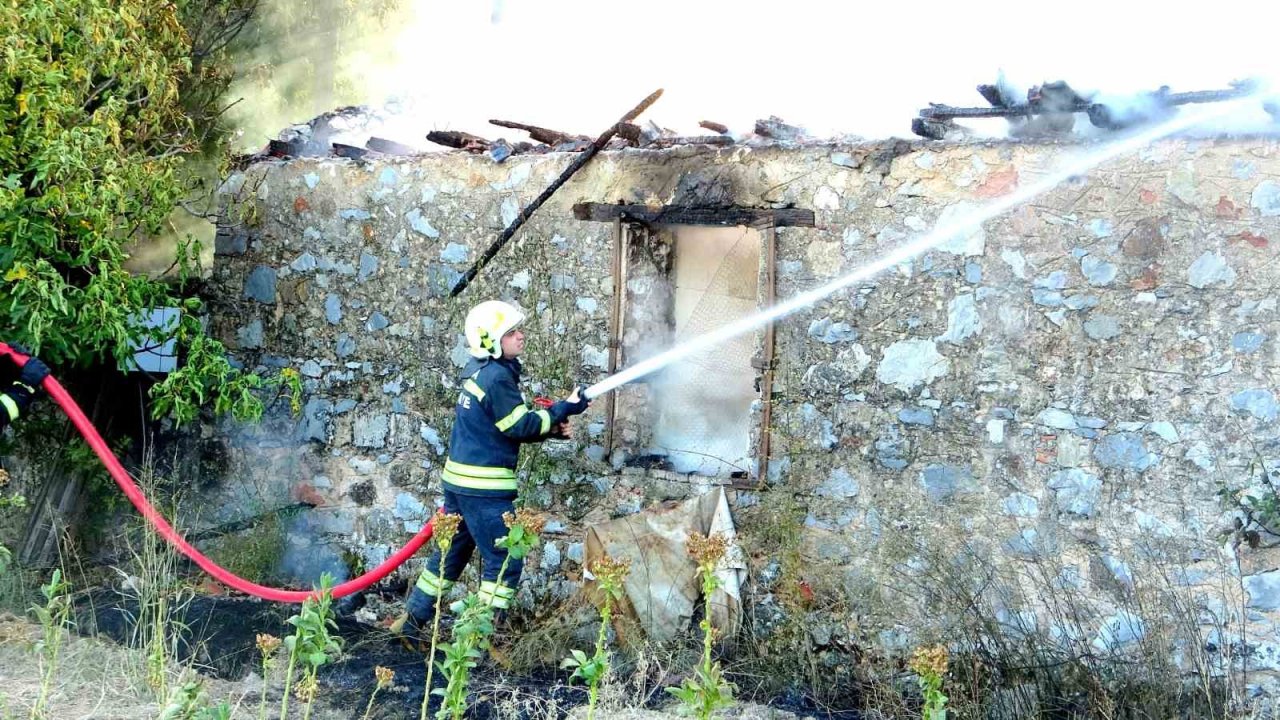 Menteşe’de ev ve ahır yangını söndürüldü