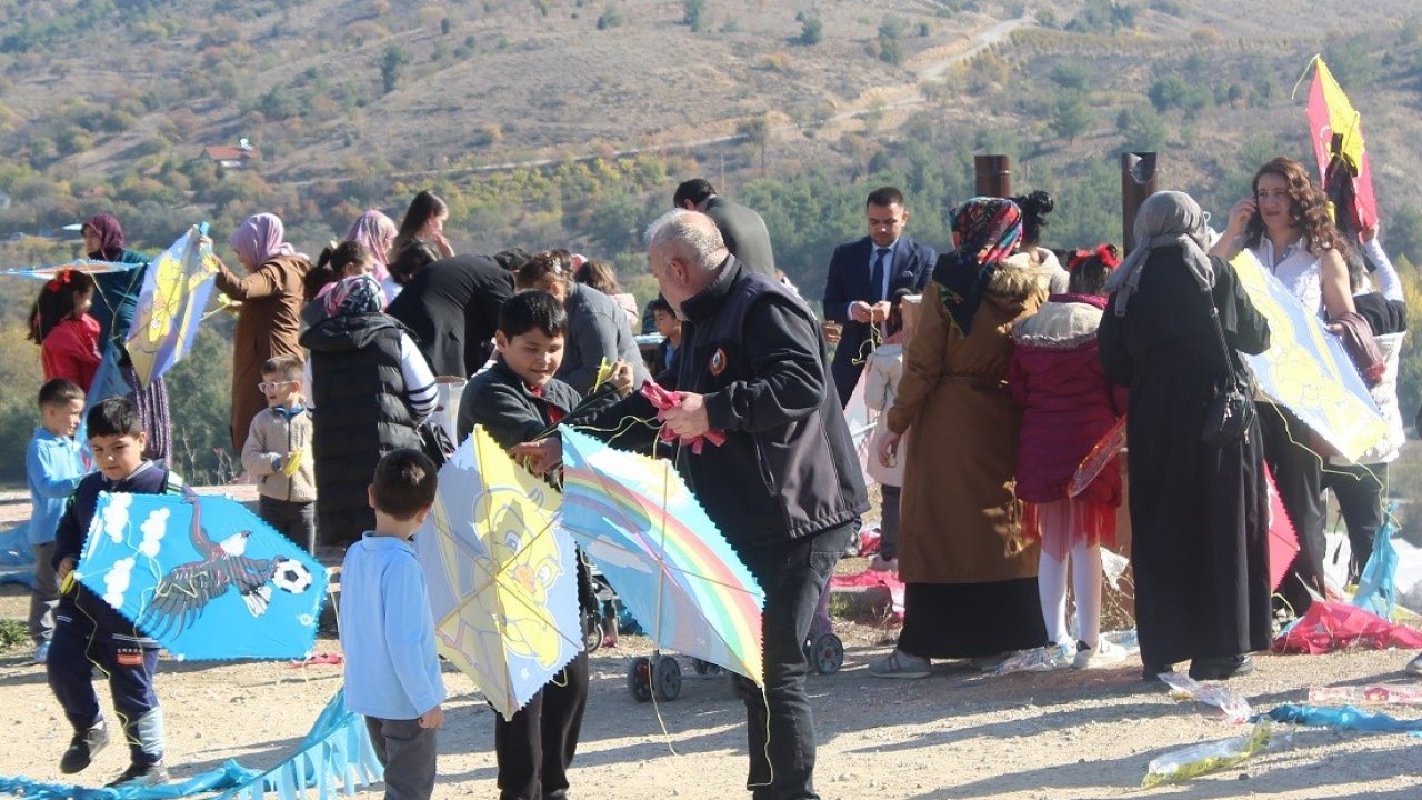 Cumhuriyetin 101’nci yılına özel çocuklara 101 adet uçurtma dağıtıldı