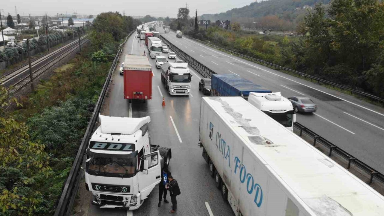 Otoyolda makaslayan tıra yolcu otobüsü çarptı: Kilometrelerce araç kuyruğu oluştu